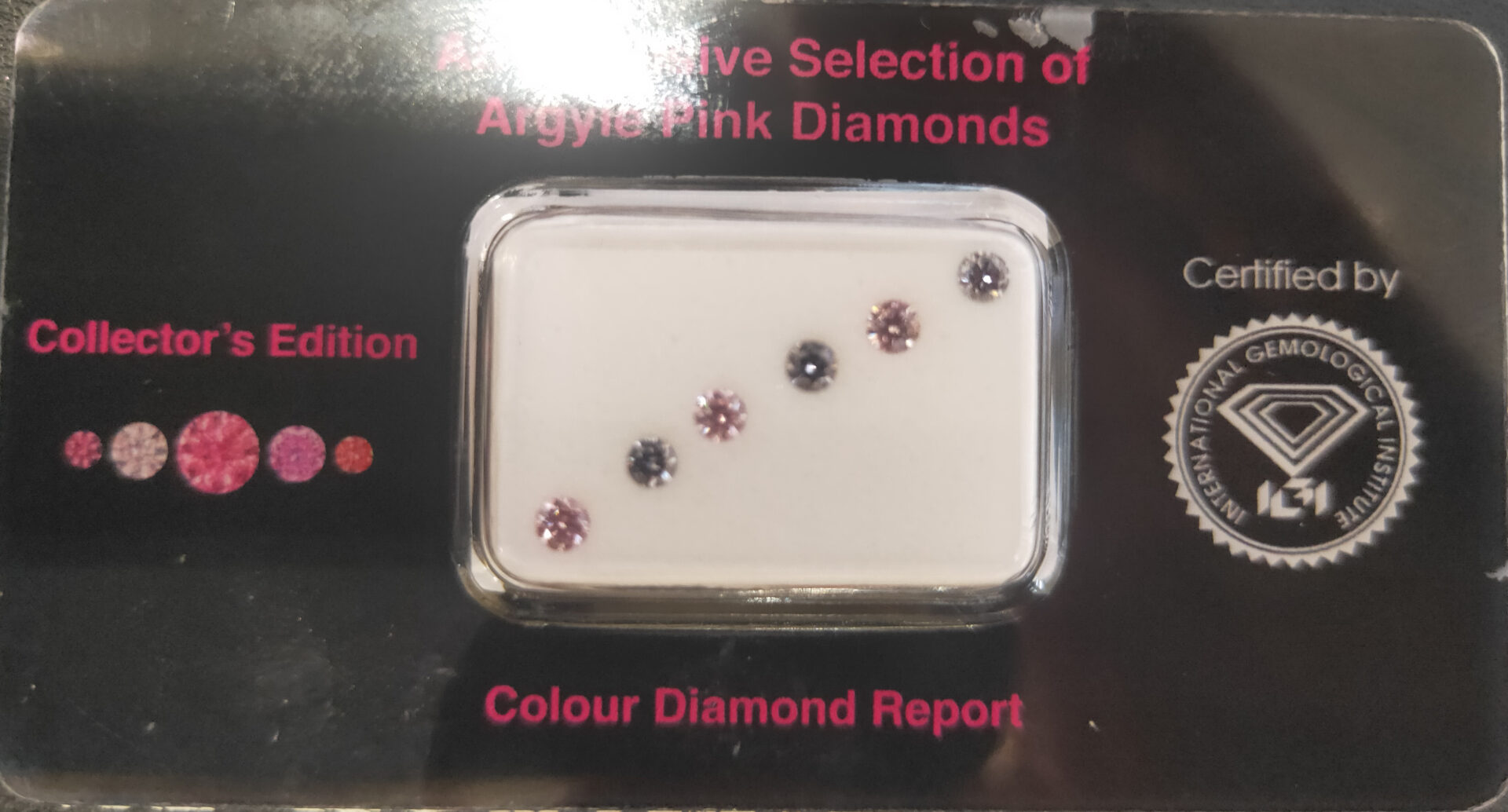 COLLECTORS EDITION ARGYLE ROUND DIAMONDS 6 = 0.30CT TDW 5/6PP EQ + BL2 EQ SI1-image